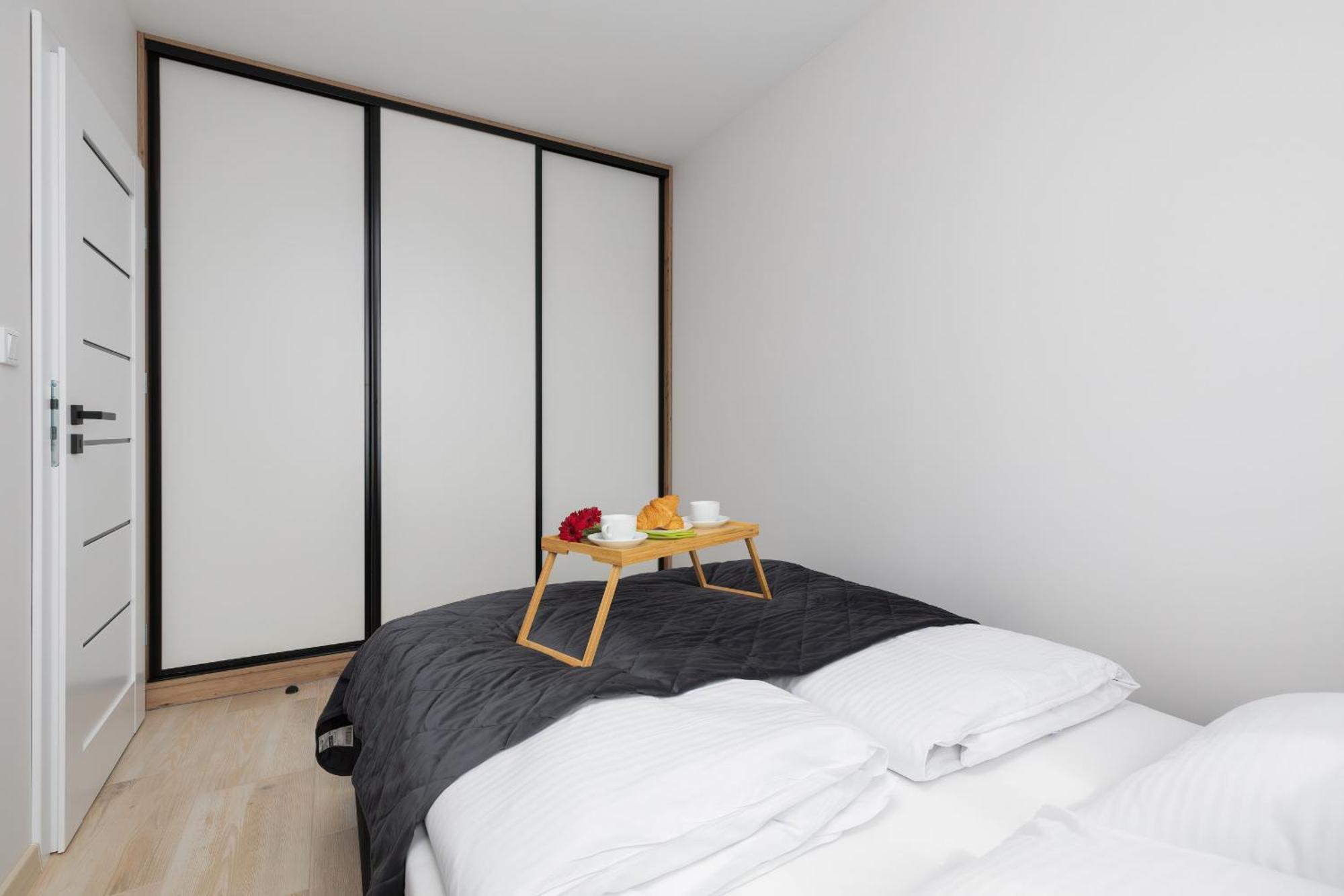 Апартаменти Sunny With Parking & Balcony Luzycka By Renters Свіноуйсьце