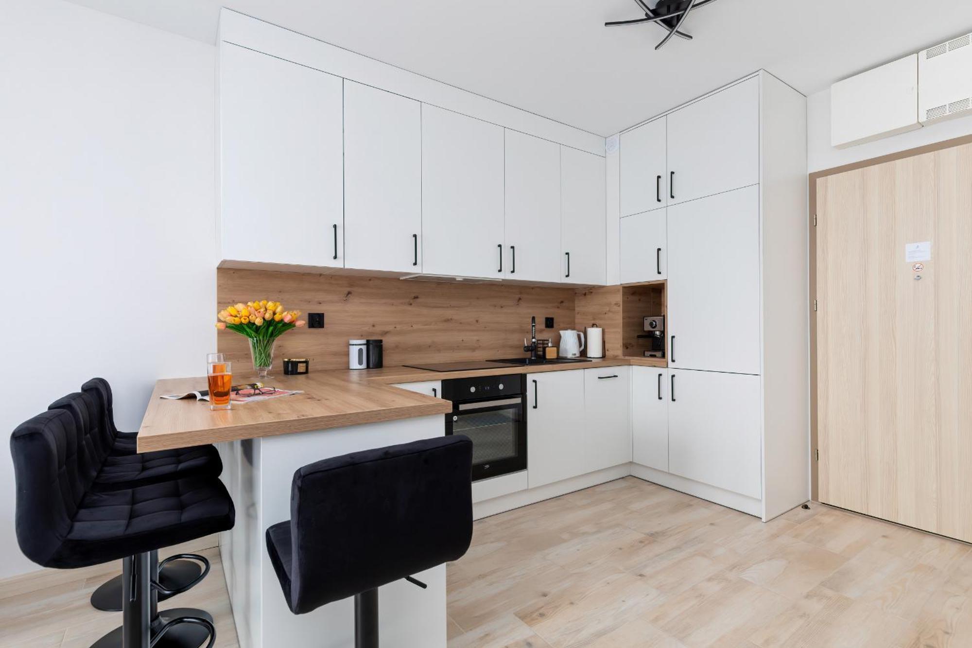 Апартаменти Sunny With Parking & Balcony Luzycka By Renters *