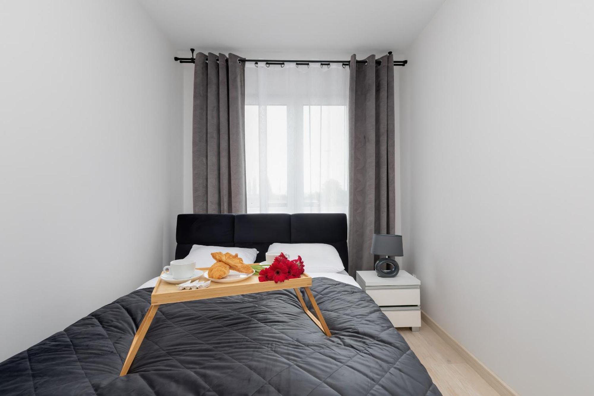 Апартаменти Sunny With Parking & Balcony Luzycka By Renters