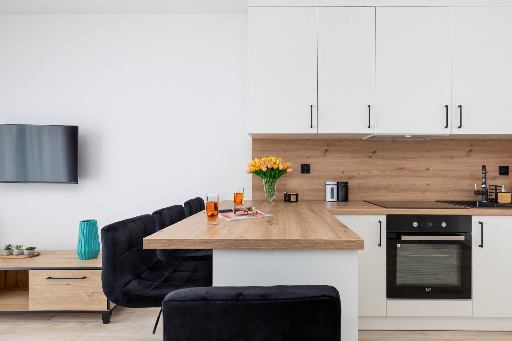 Sunny With Parking & Balcony Luzycka By Renters Апартаменти