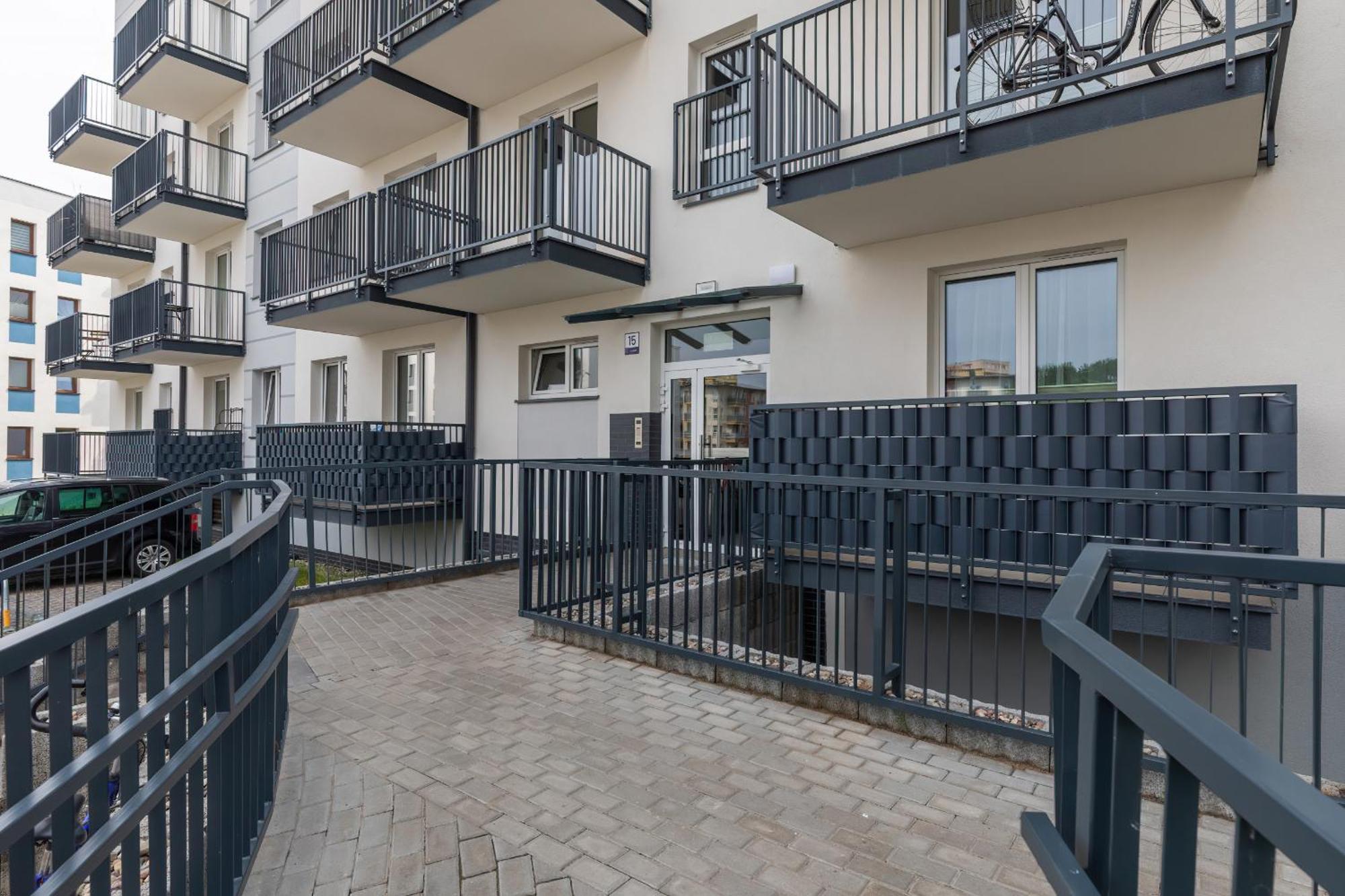 Sunny With Parking & Balcony Luzycka By Renters Апартаменти *
