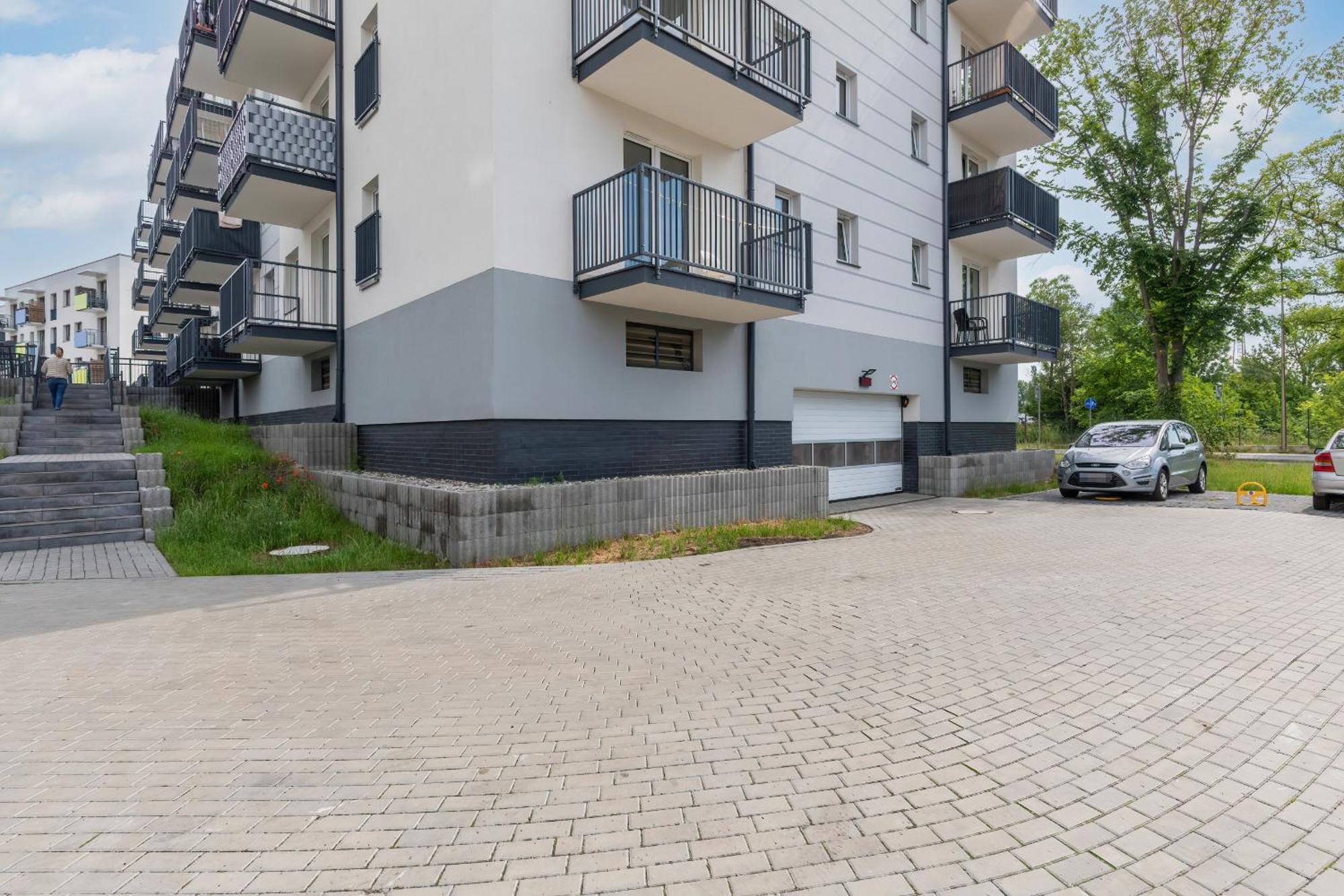 Апартаменти Sunny With Parking & Balcony Luzycka By Renters *