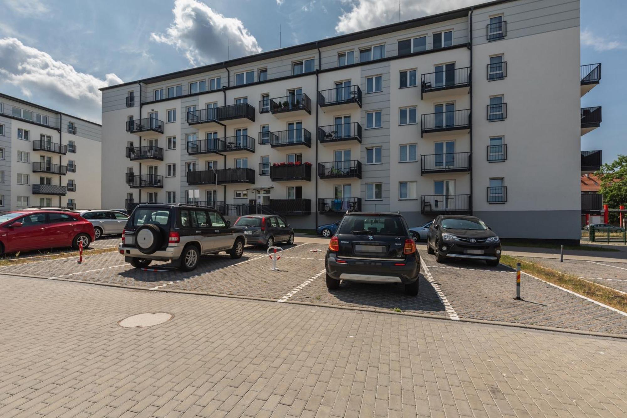 Sunny With Parking & Balcony Luzycka By Renters Апартаменти
